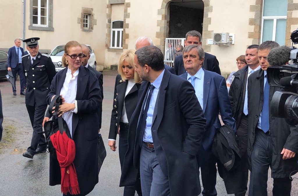 BRIGITTE MACRON ET CAROLE BOUQUET EN VISITE A L’UAMJ DE ST MALO